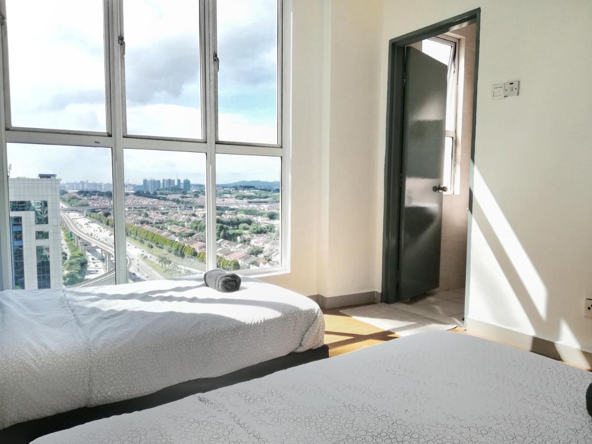 Subang Residence, Spacious With Balcony, Walking Distance To Summit, 5min To Sunway Apartment Subang Jaya
